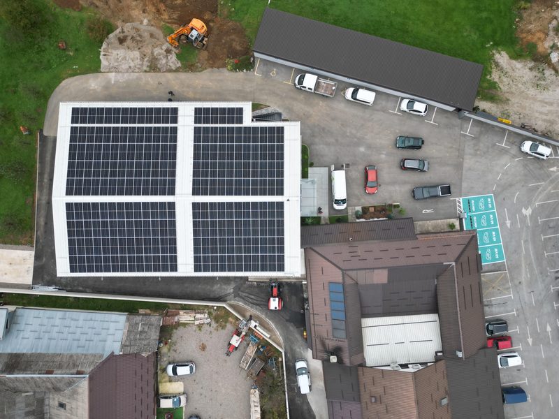 Solarna elektrana na poslovnom objektu, kosi krov